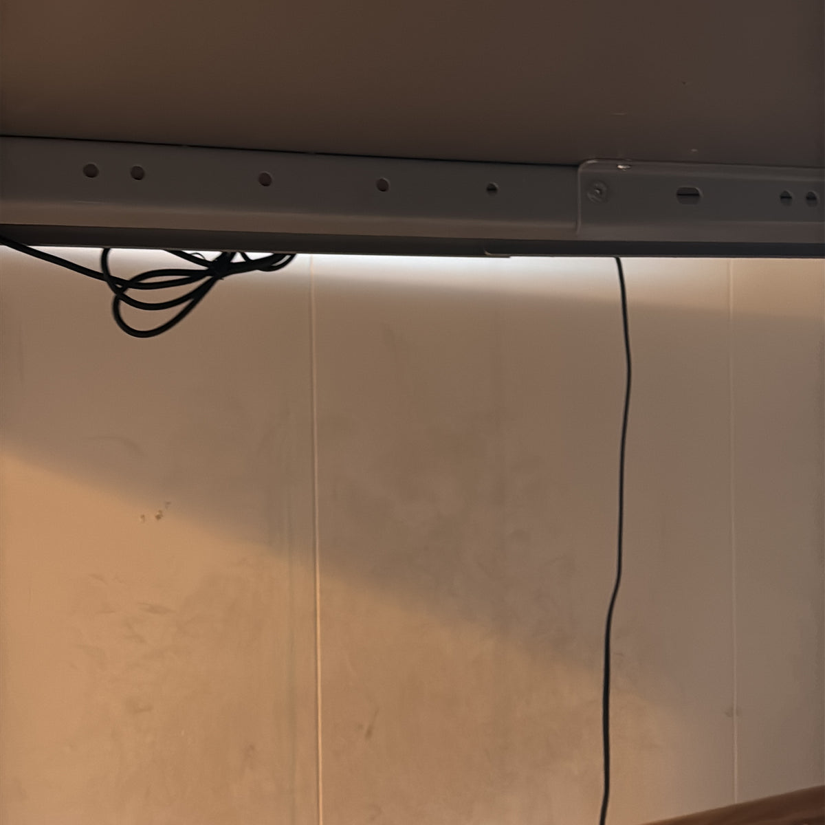(140x73) skrivebord i grå