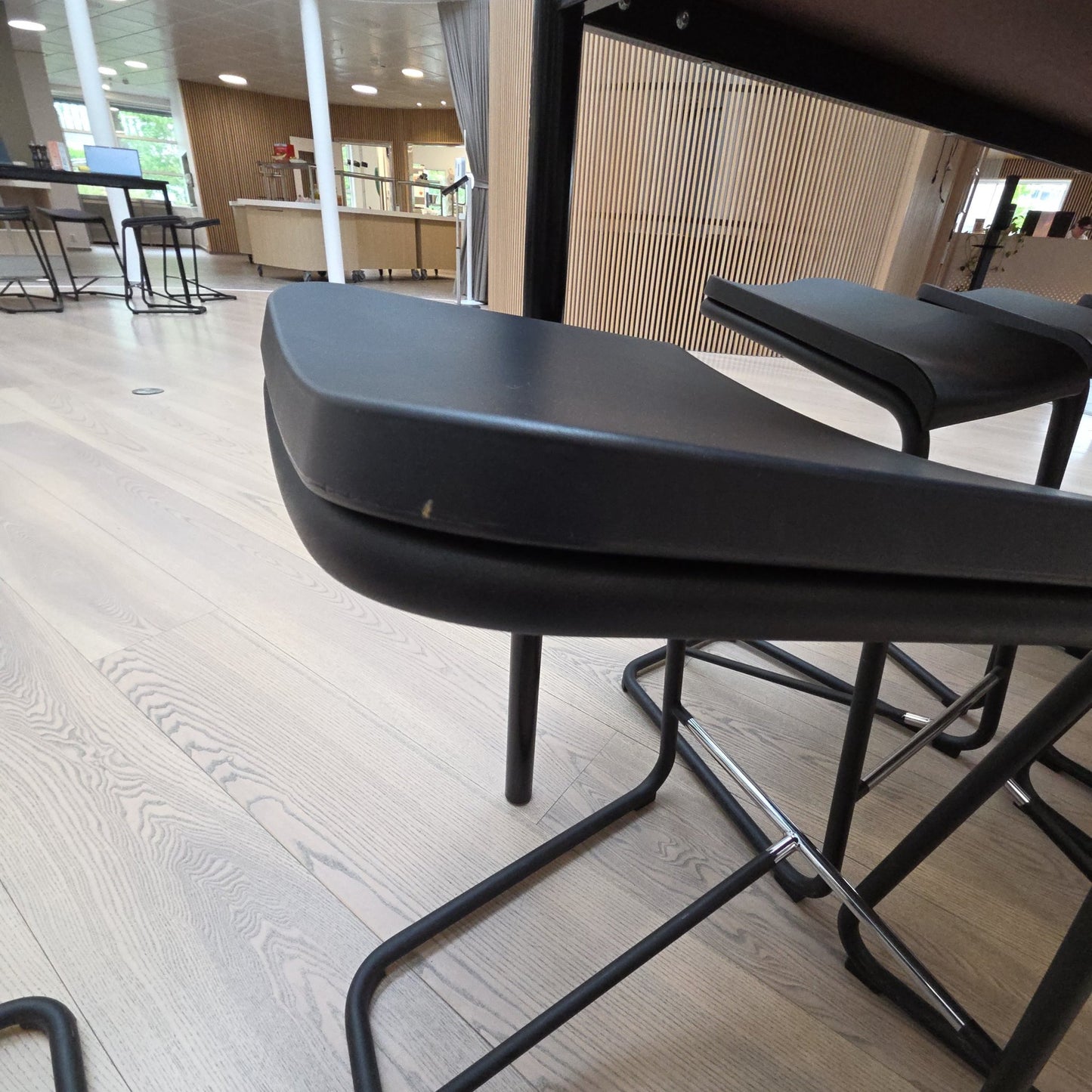 Add barstol fra Lammhults i svart