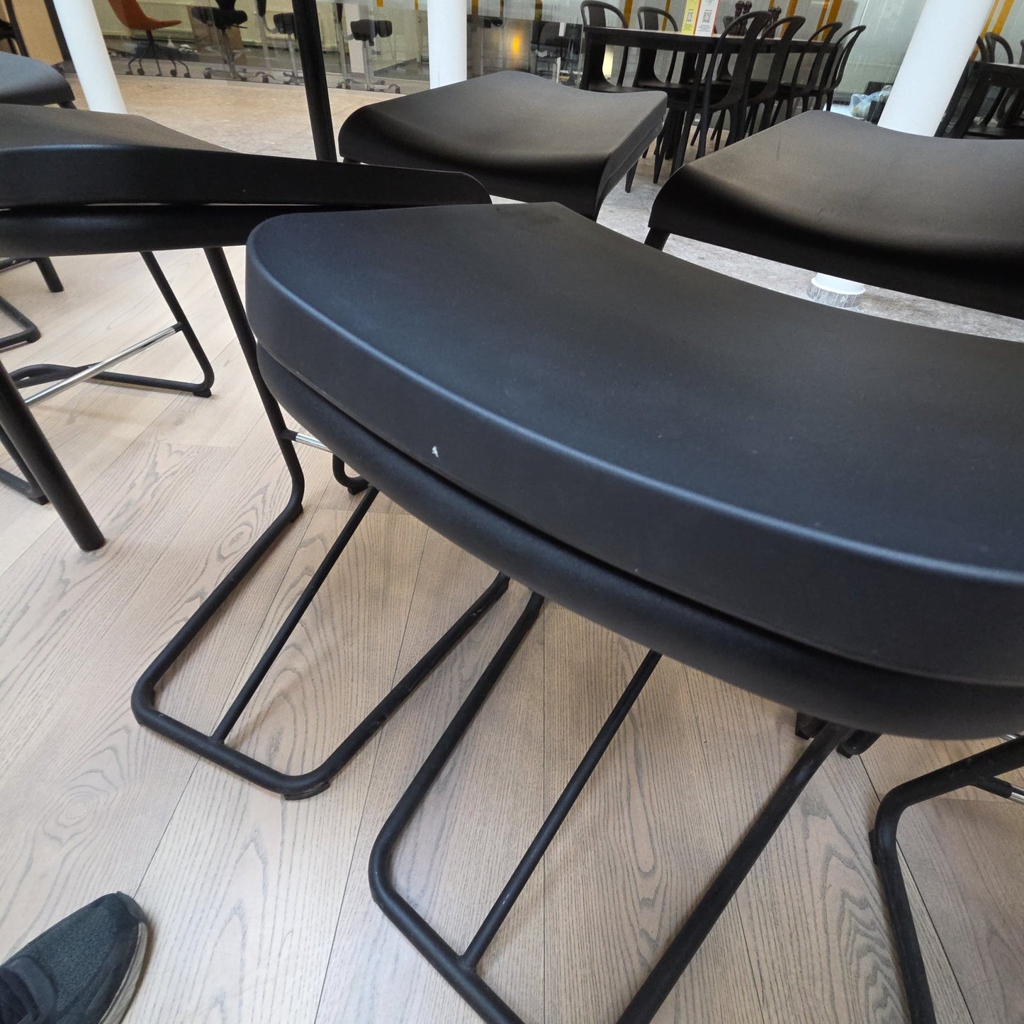 Add barstol fra Lammhults i svart