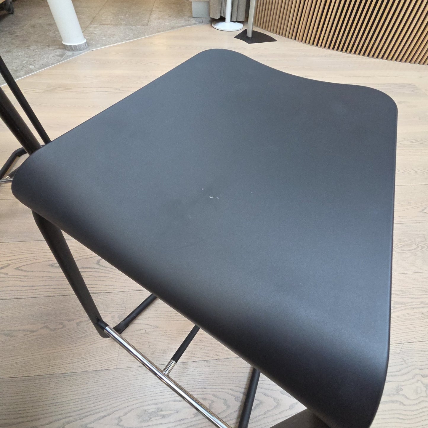 Add barstol fra Lammhults i svart