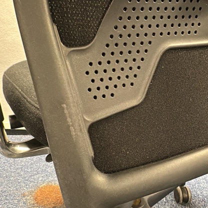 ID Mesh kontorstol fra Vitra i svart, justerbare armlener