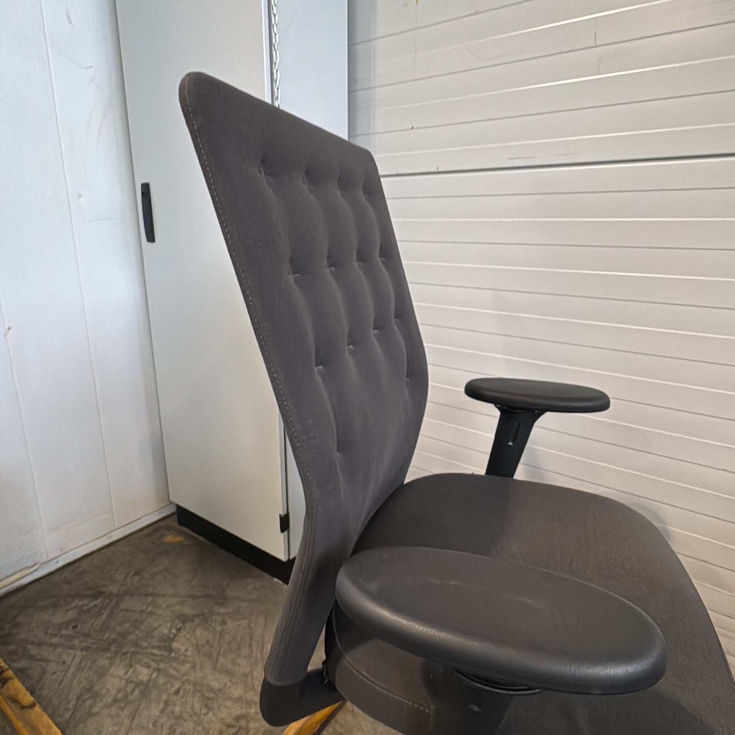 ID Trim kontorstol fra Vitra i mørk grå, justerbare armlener