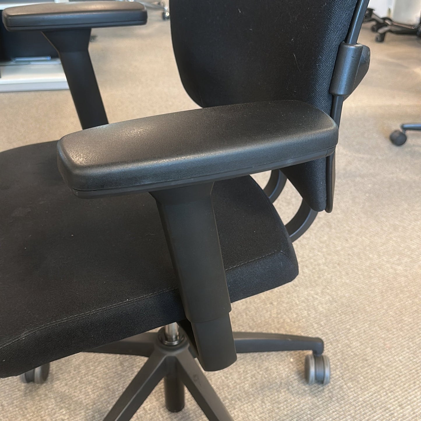Kontorstol fra Brunner i svart