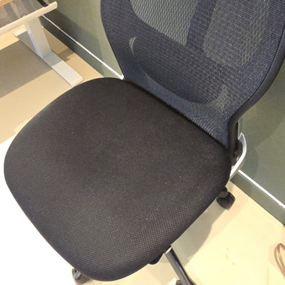 Kontorstol fra Staples i svart, med nakkestøtte