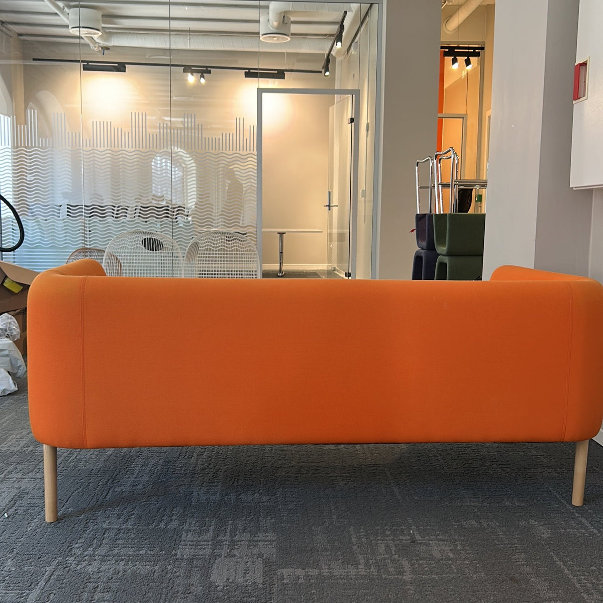 Nooa 2-seter sofa fra Martela i oransje