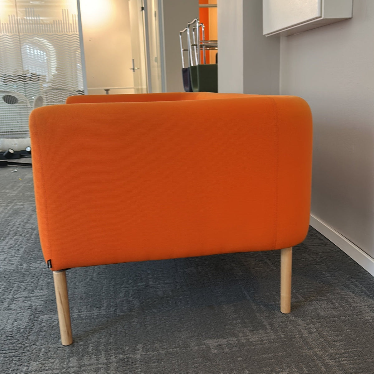 Nooa 2-seter sofa fra Martela i oransje