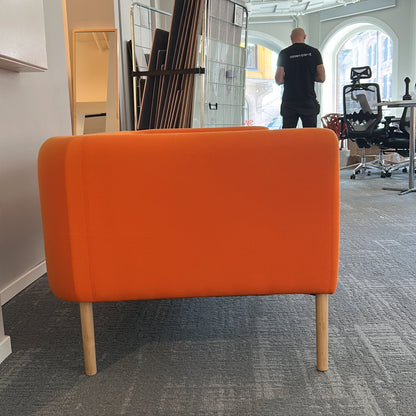 Nooa 2-seter sofa fra Martela i oransje