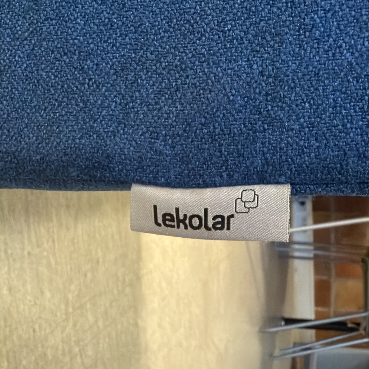 Geo sittebenk fra Lekolar i mørk blå, stoffpolstret