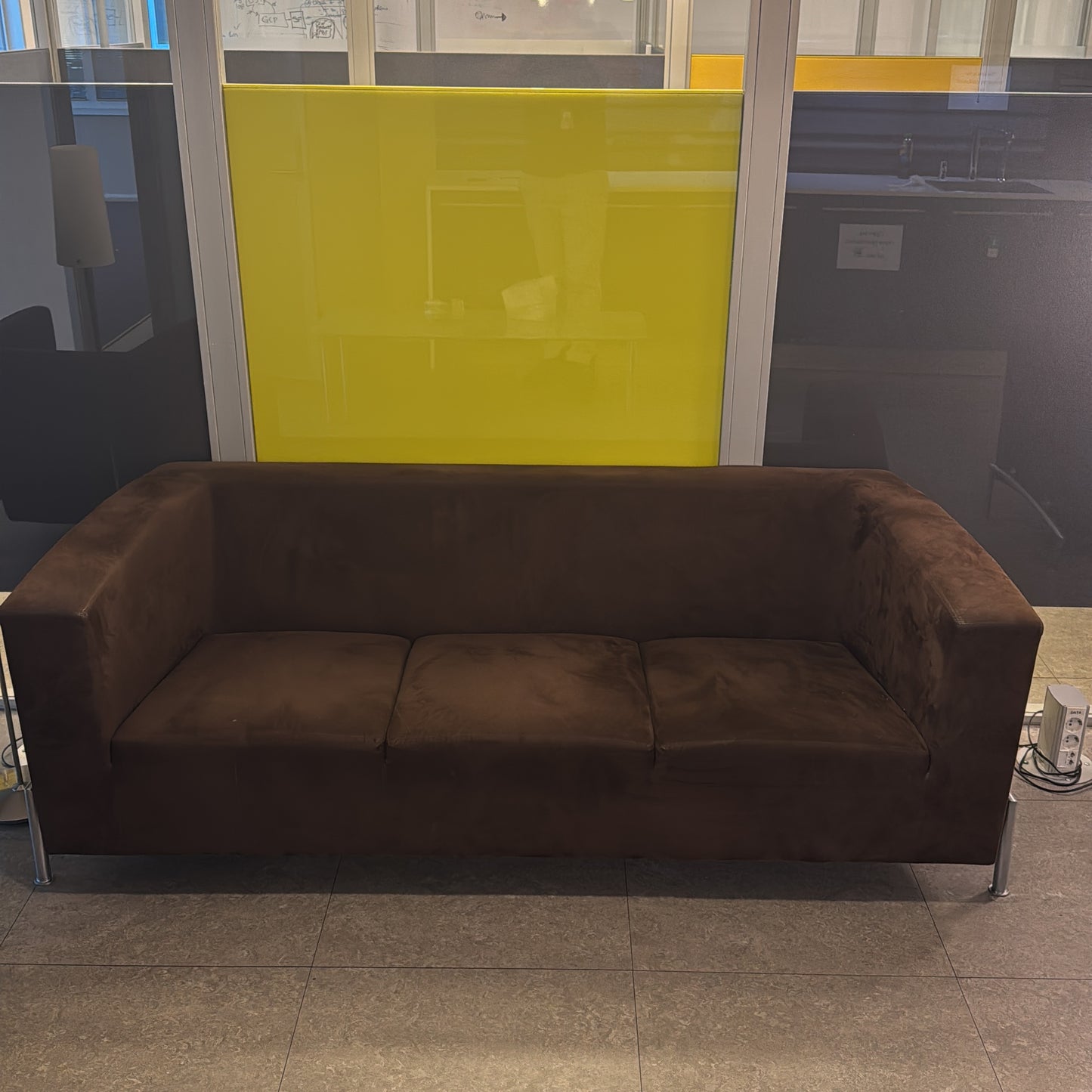 Sofa i brun, kromben
