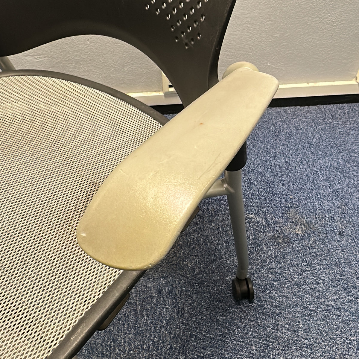 Caper stablestol fra Herman Miller i grå, hjul