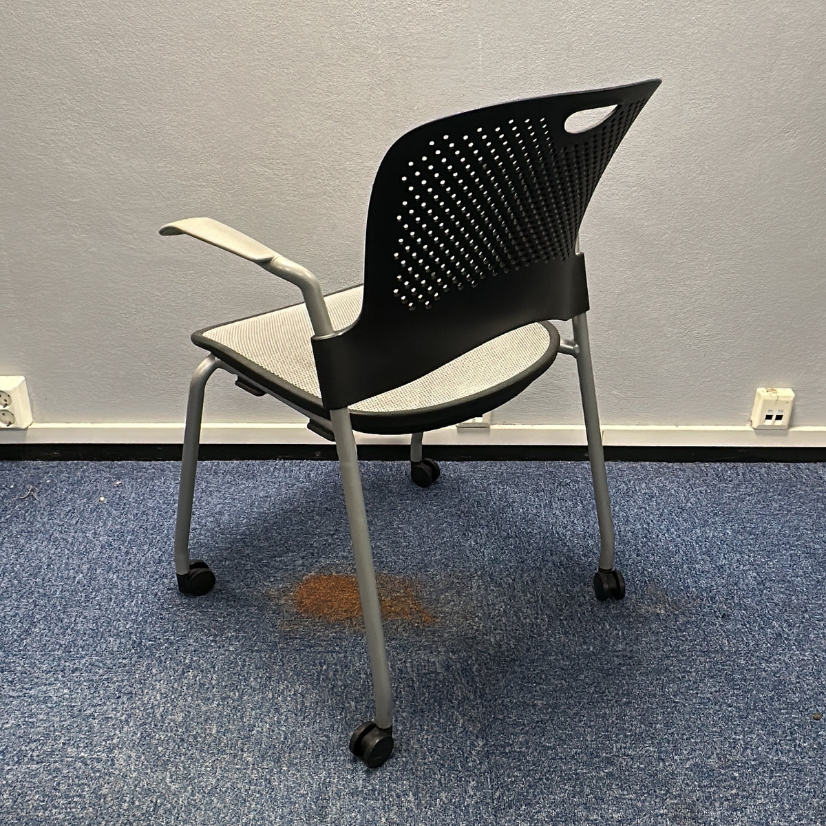 Caper stablestol fra Herman Miller i grå, hjul