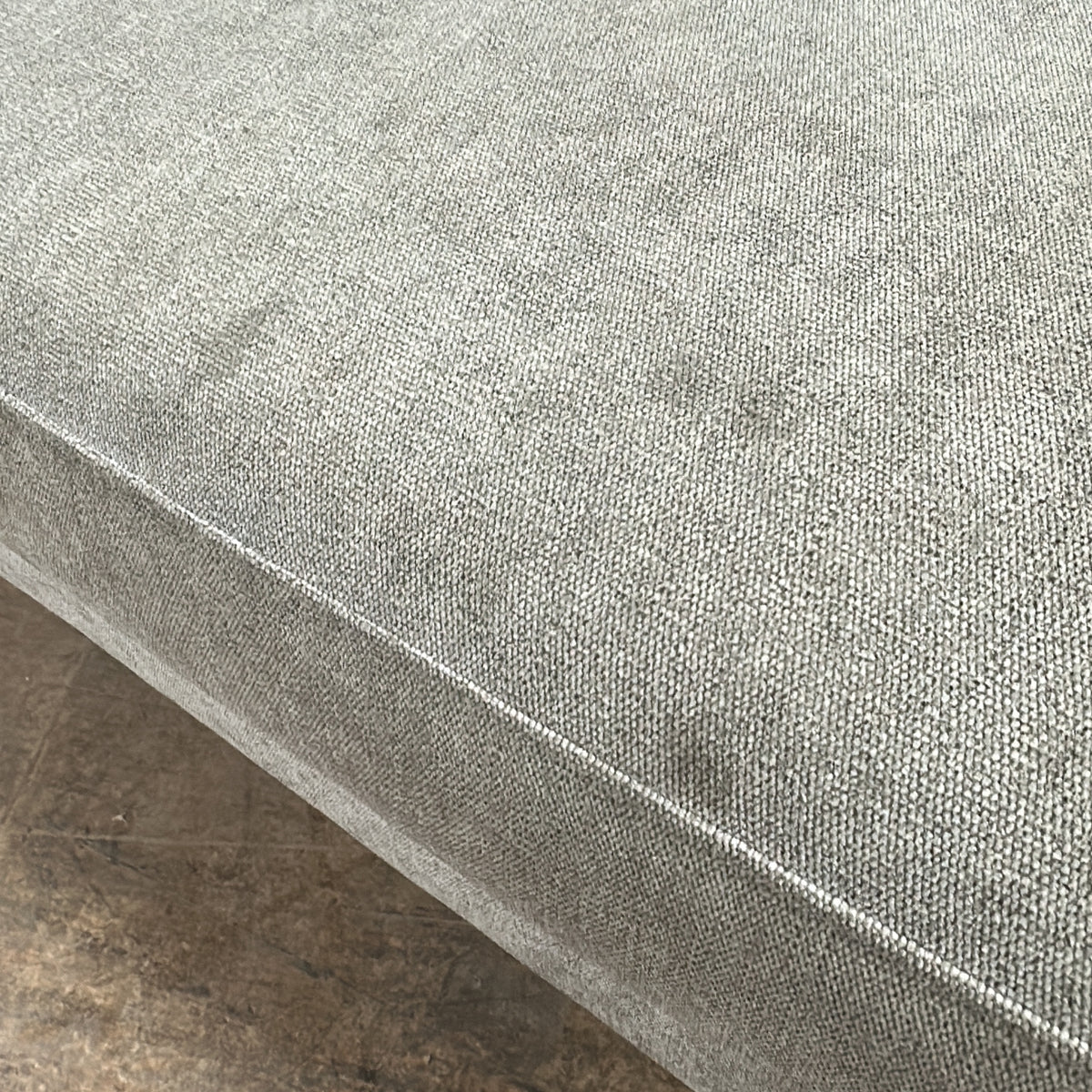 Andorra Sofa fra ARTWOOD i lys grå, velur