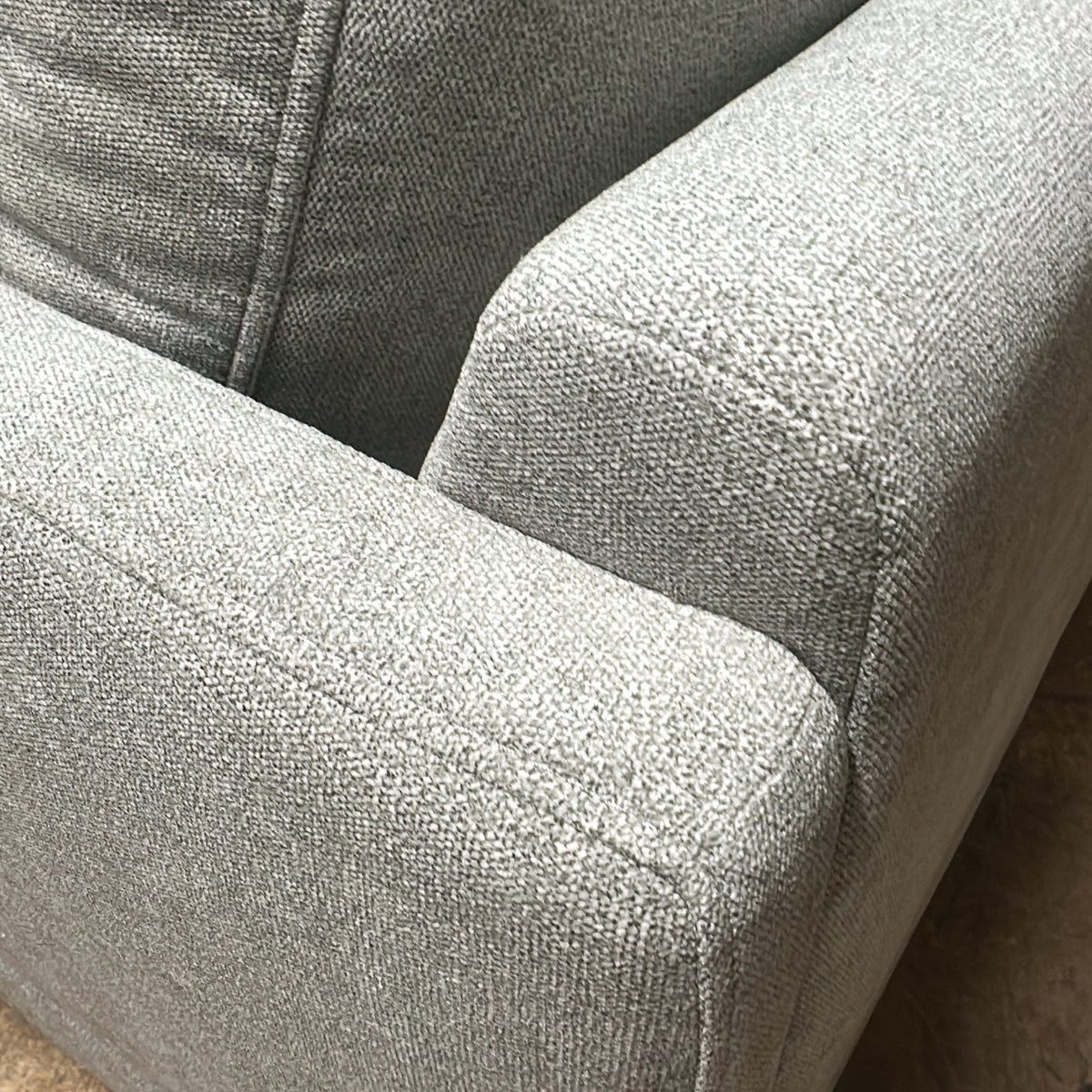 Andorra Sofa fra ARTWOOD i lys grå, velur
