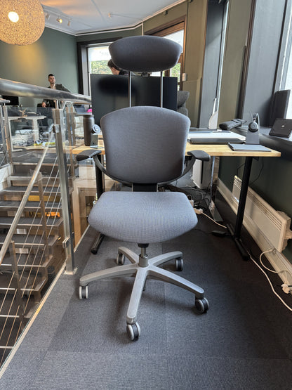 Ikon kontorstol fra SAVO i grå, med nakkestøtte