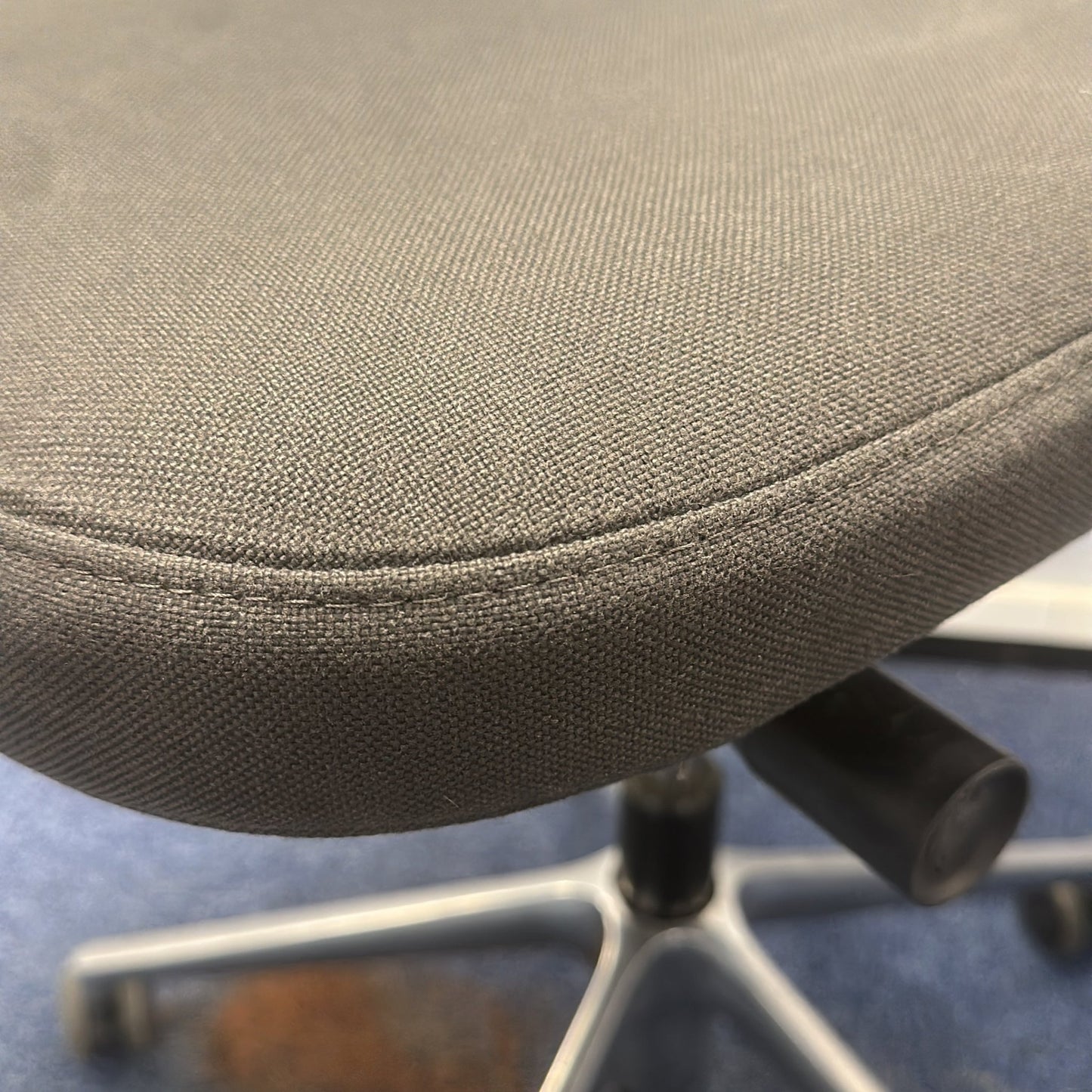 ID Trim kontorstol fra Vitra i grå