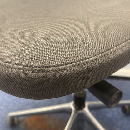 ID Trim kontorstol fra Vitra i grå