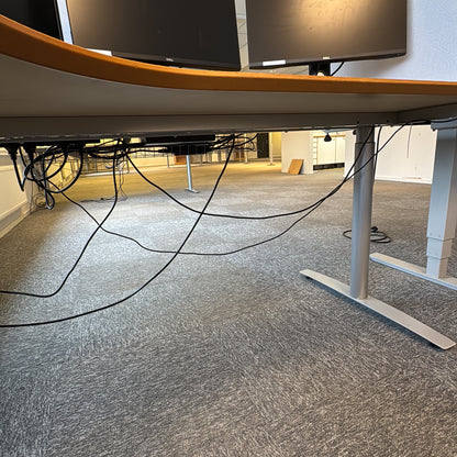 Elektrisk hev/senk-understell fra Norgesmøbler i lys grå, runde ben, for plate 152x75 (uten bordplate)
