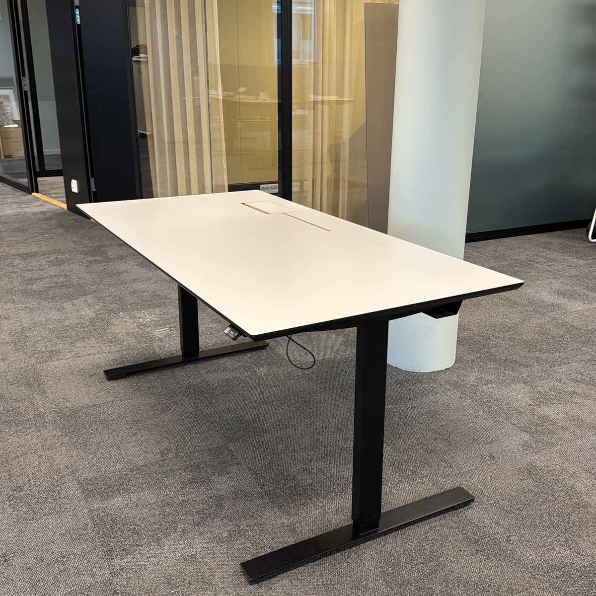 (160x80) Linak skrivebord i hvit, kabelluke