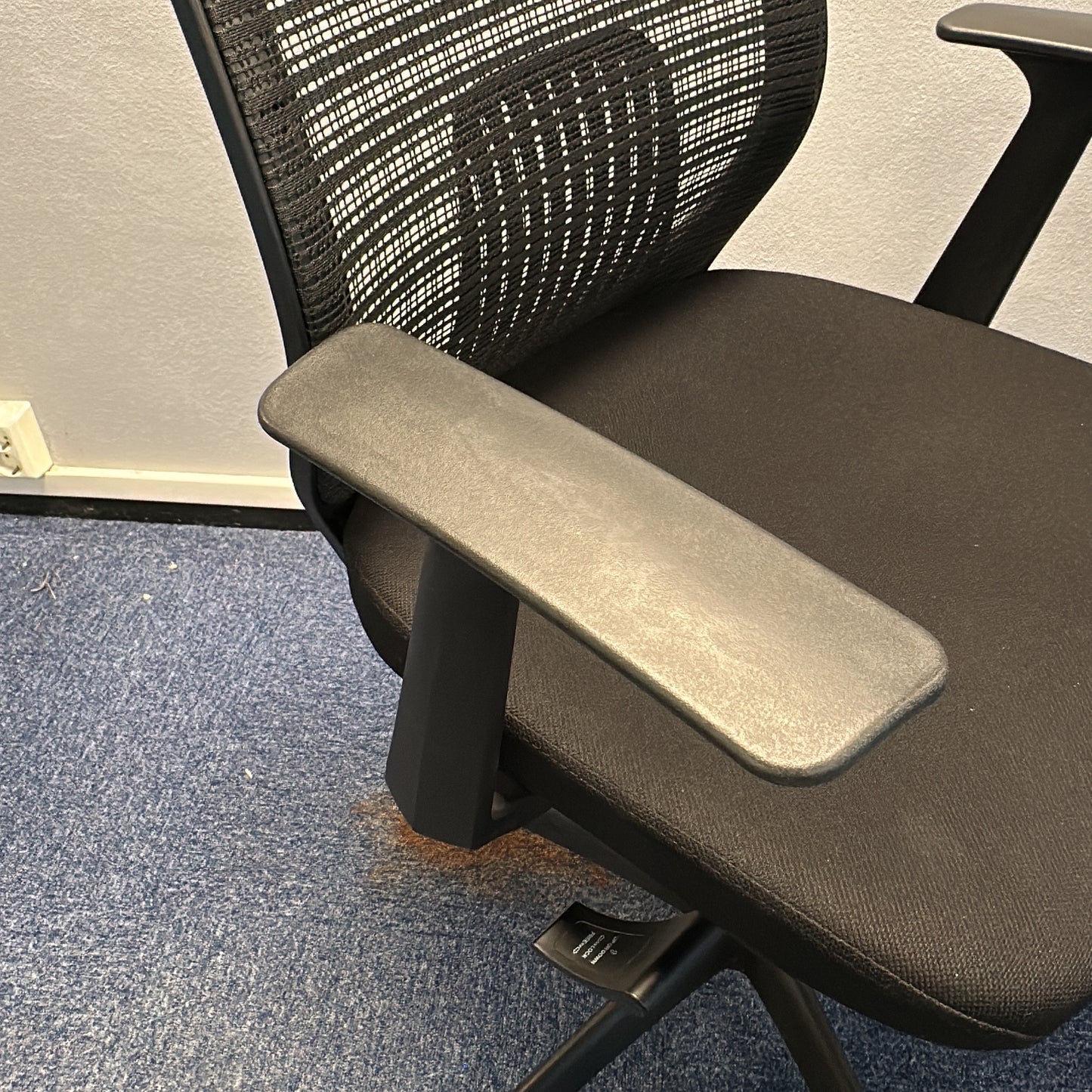 Kontorstol i svart, nettrygg