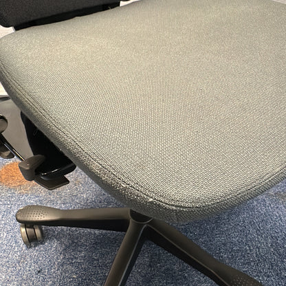 Synchrone 9000 kontorstol fra Kinnarps i grå, justerbare armlener