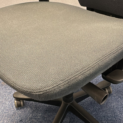 Synchrone 9000 kontorstol fra Kinnarps i grå, justerbare armlener