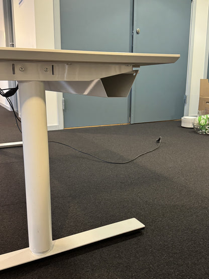 (180x90) skrivebord i hvit, hevet skjerm