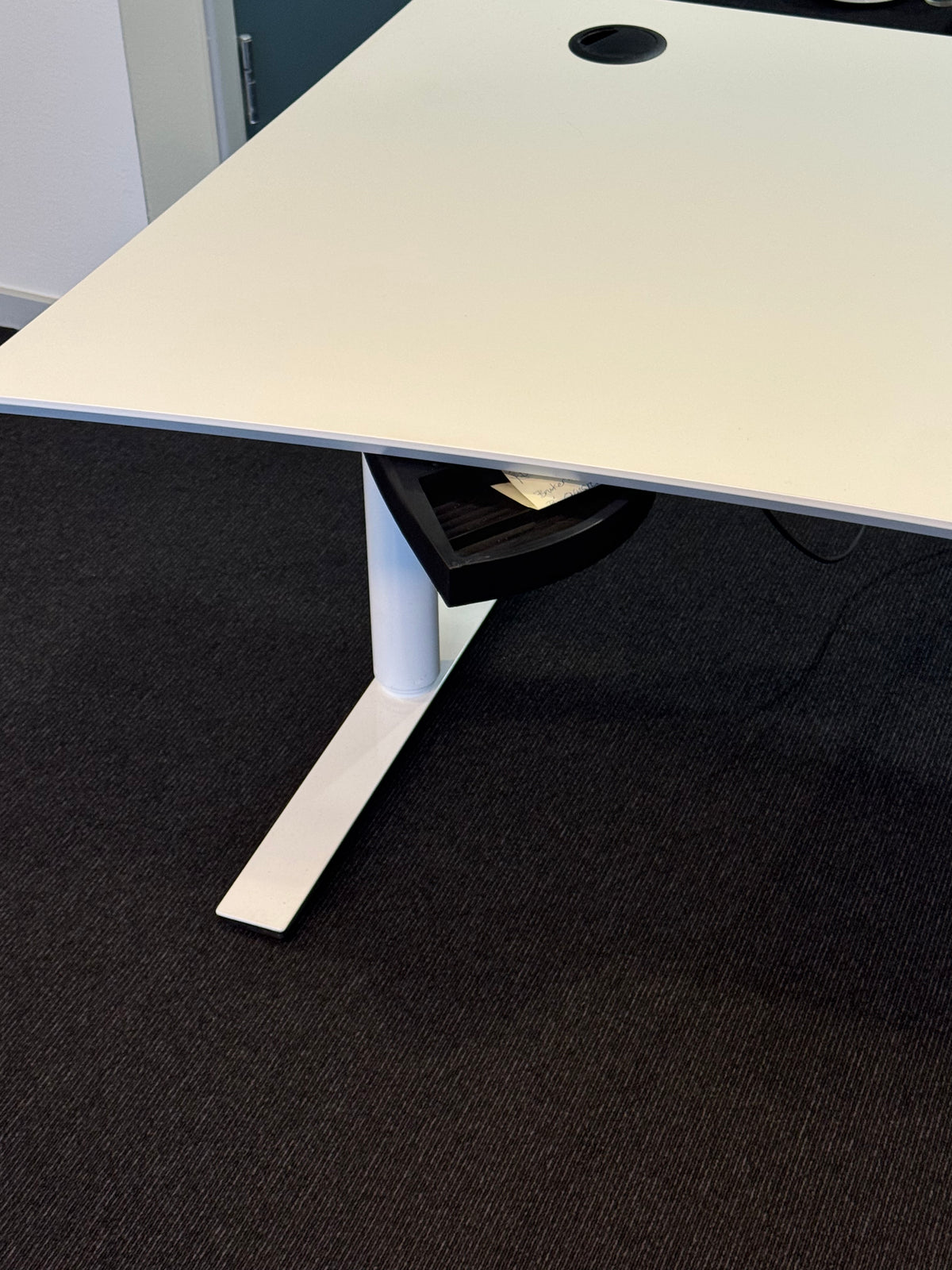 (180x90) skrivebord i hvit, hevet skjerm