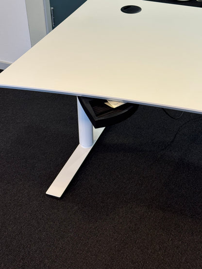 (180x90) skrivebord i hvit, hevet skjerm