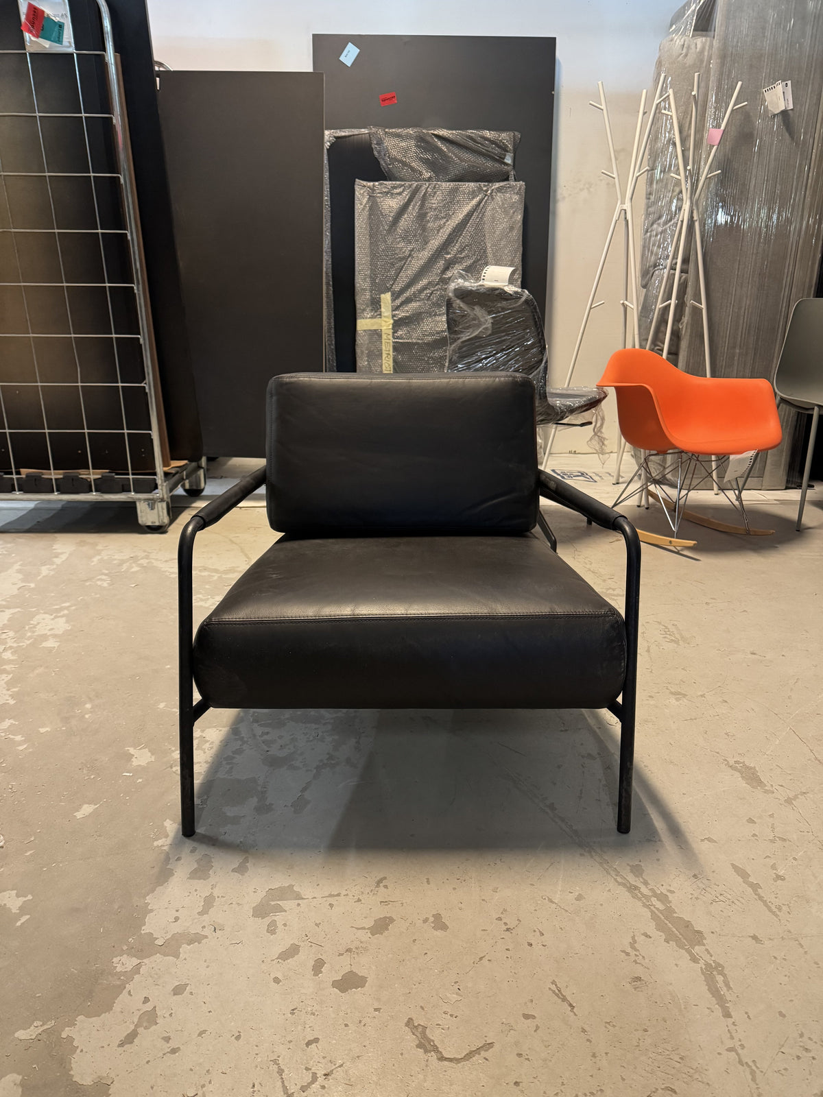ARTWOOD Sinclair Loungestol i svart, skinntrekk med metallramme