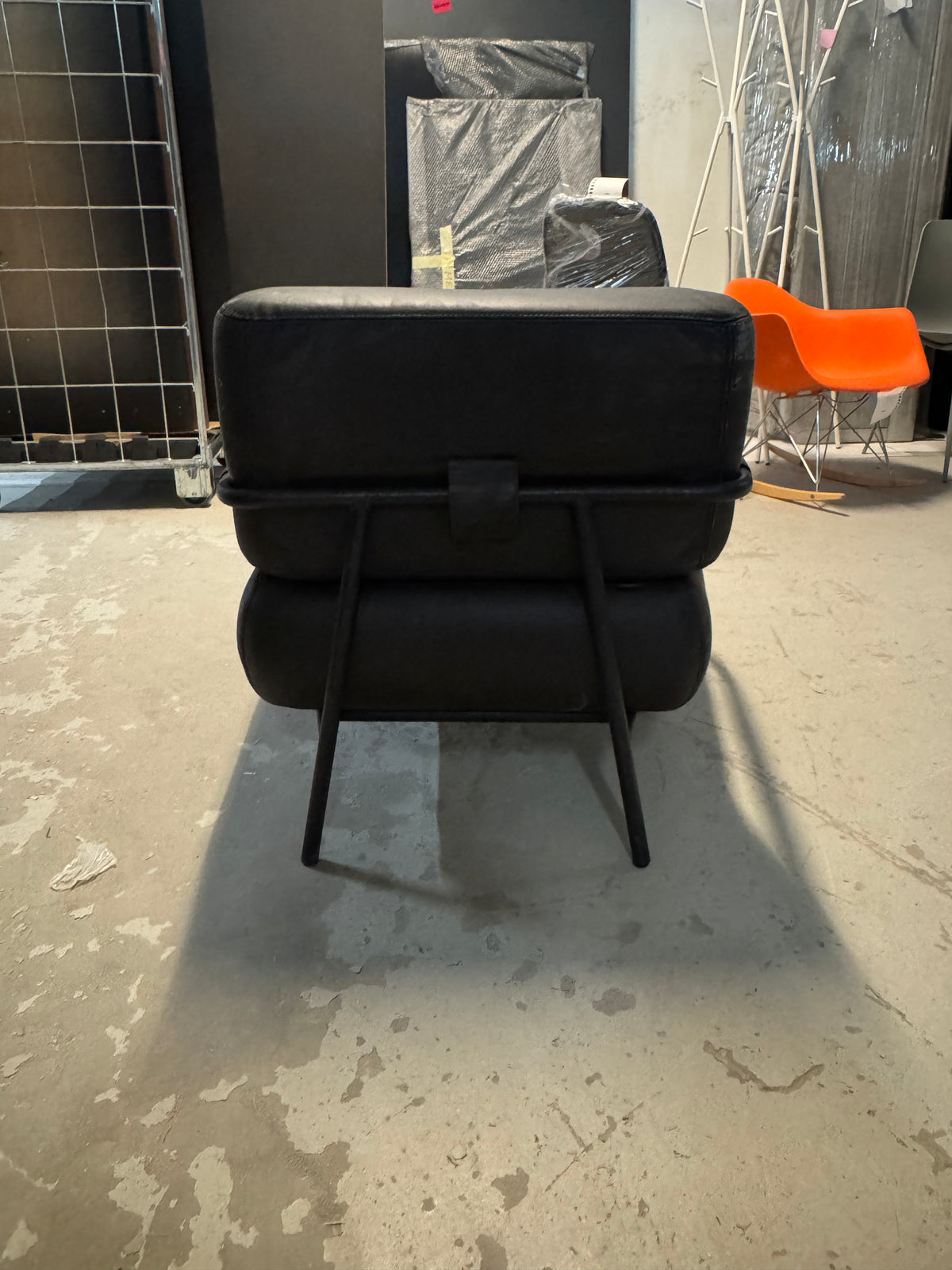 ARTWOOD Sinclair Loungestol i svart, skinntrekk med metallramme