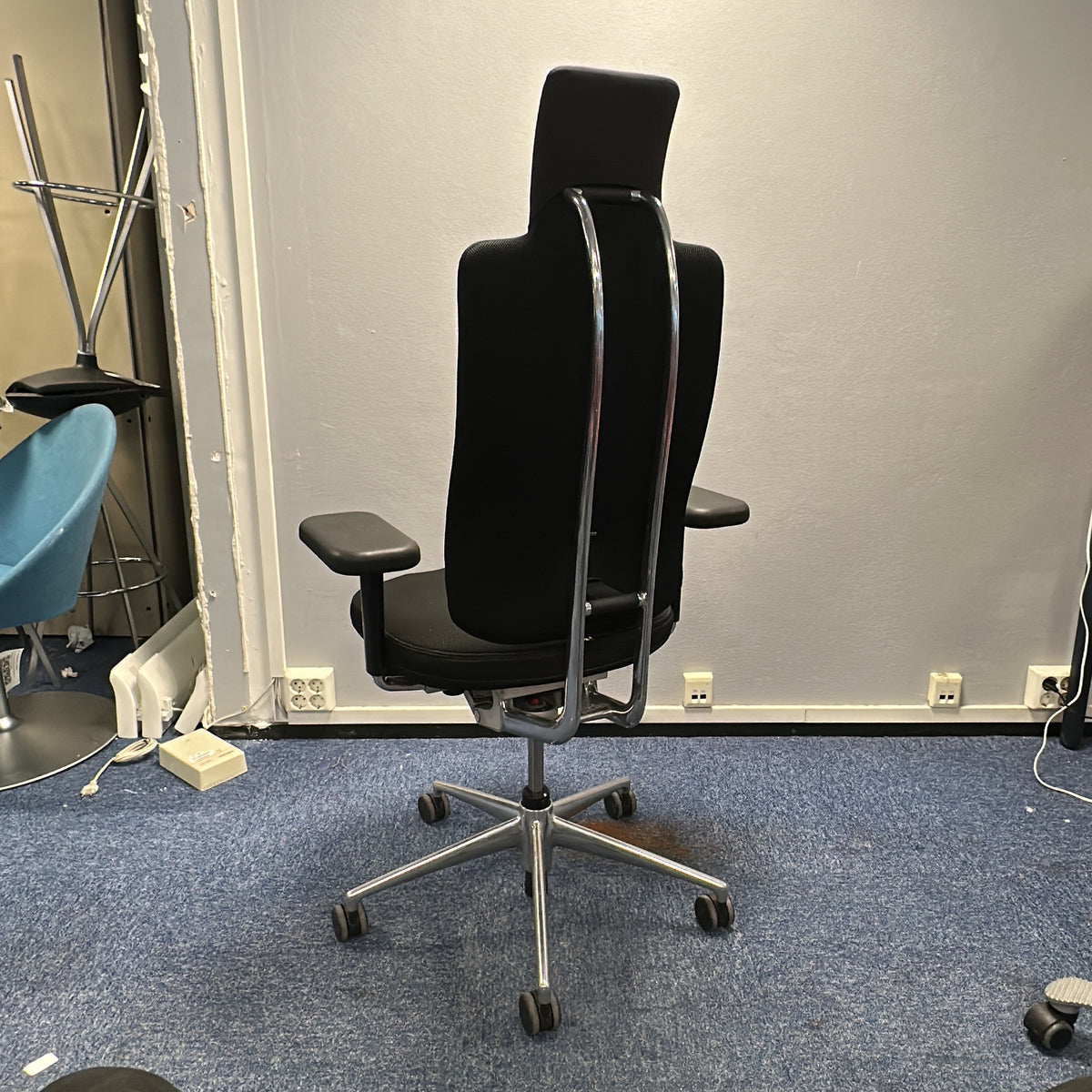 HLN kontorstol fra Vitra i svart, høy rygg med nakkestøtte