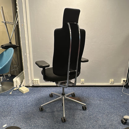 HLN kontorstol fra Vitra i svart, høy rygg med nakkestøtte