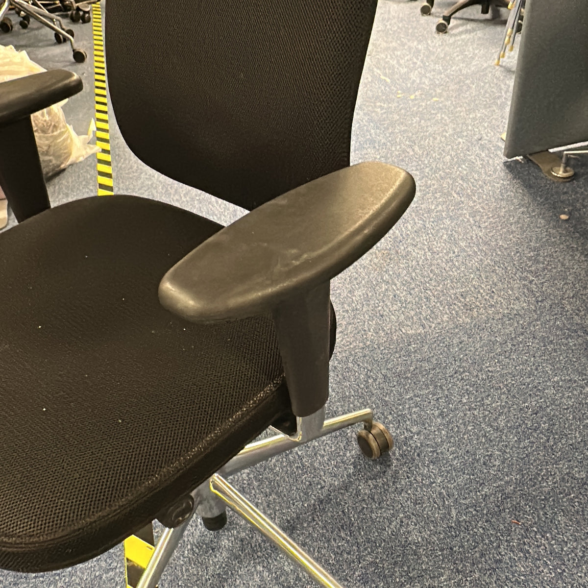 HLN kontorstol fra Vitra i svart, høy rygg med nakkestøtte