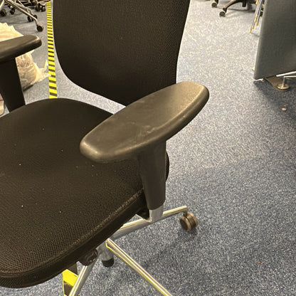 HLN kontorstol fra Vitra i svart, høy rygg med nakkestøtte