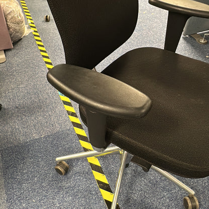 HLN kontorstol fra Vitra i svart, høy rygg med nakkestøtte