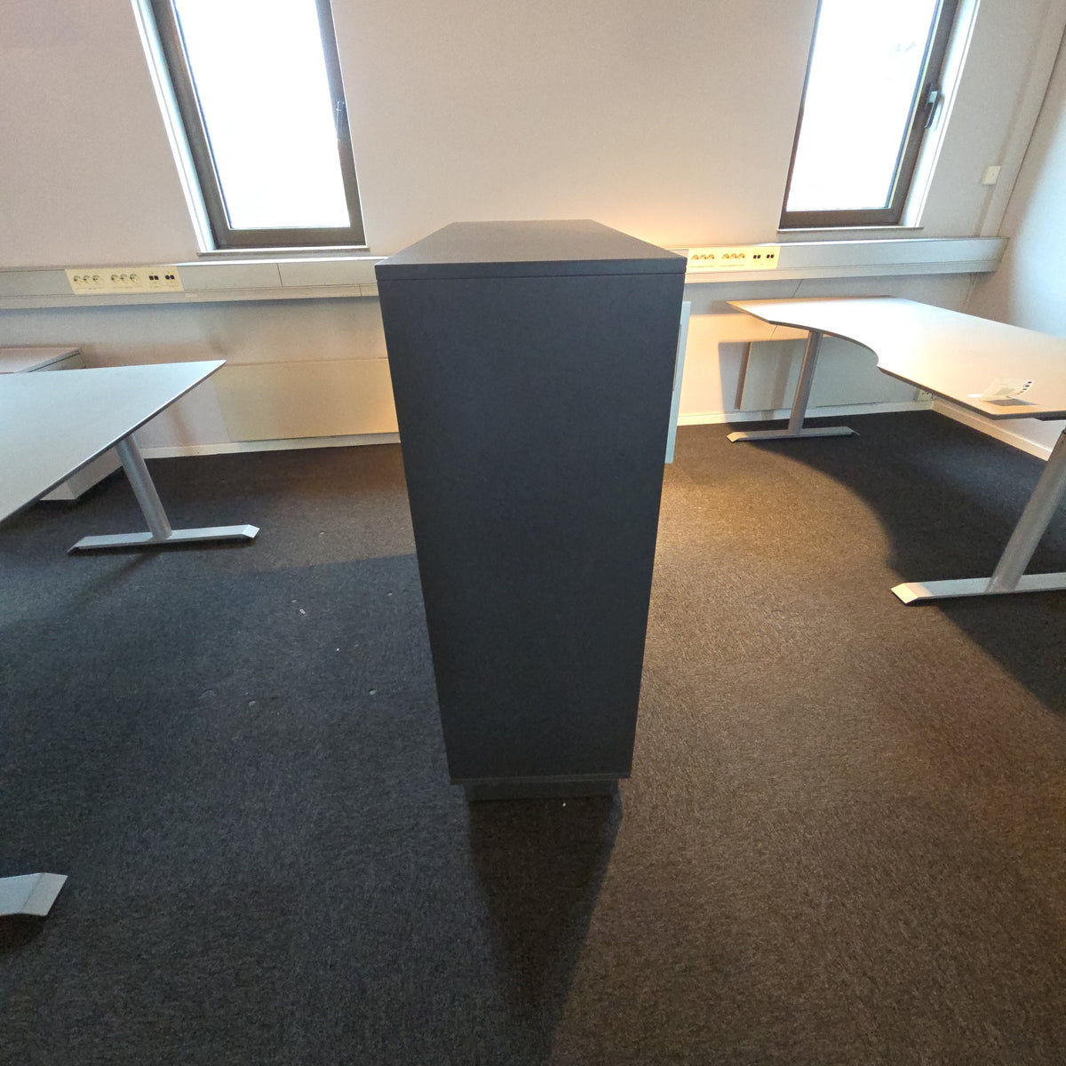 (116x42x117) skyvedørskap i mørk grå, 3 hylleplan, uten lås