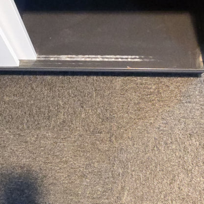 (116x42x117) skyvedørskap i mørk grå, 3 hylleplan, uten lås