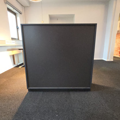 (116x42x117) skyvedørskap i mørk grå, 3 hylleplan, uten lås