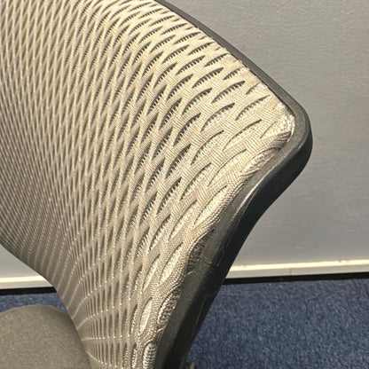 ID Mesh kontorstol fra Vitra i grå, mesh rygg