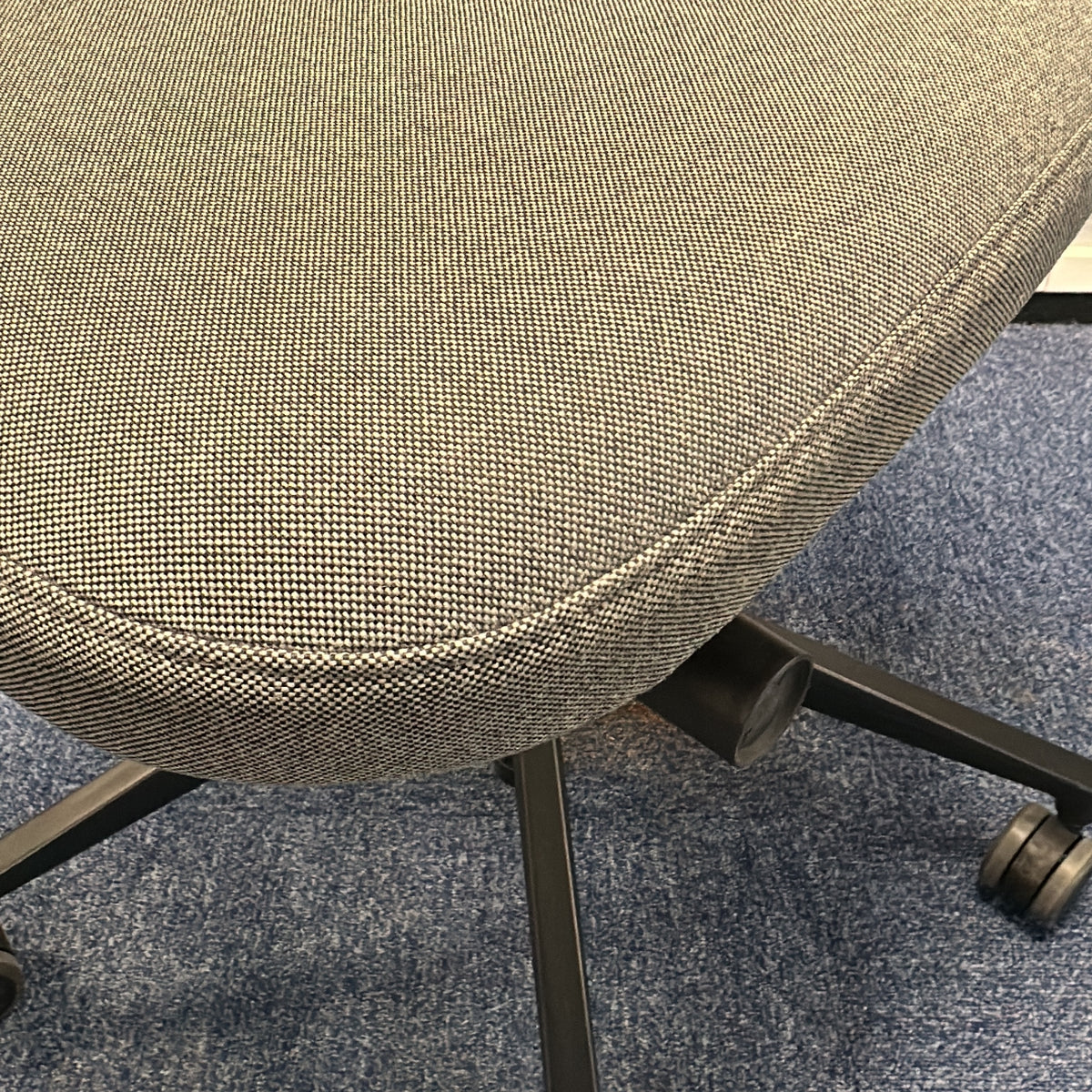 ID Mesh kontorstol fra Vitra i grå, mesh rygg