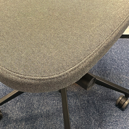 ID Mesh kontorstol fra Vitra i grå, mesh rygg