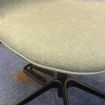 LÅNGFJÄLL møtestol fra IKEA i grønn