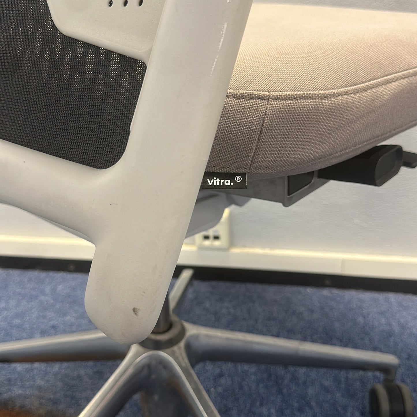 ID Mesh kontorstol fra Vitra i lys grå