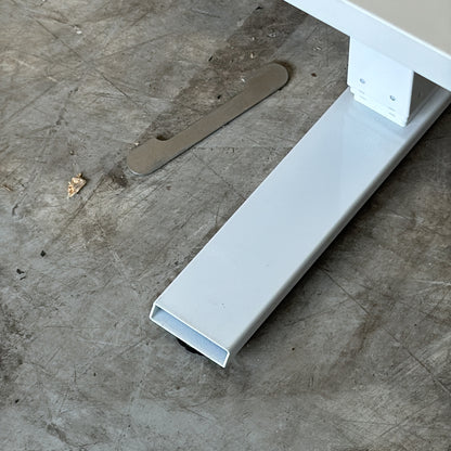 (160x80) hev/senk skrivebord i hvit, kabelgjennomføring