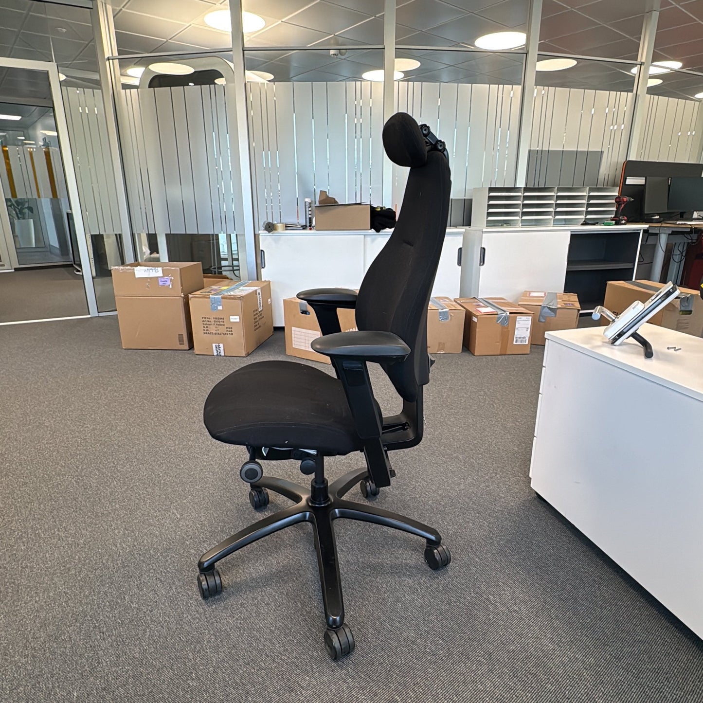 Mereo 220 kontorstol fra RH i svart