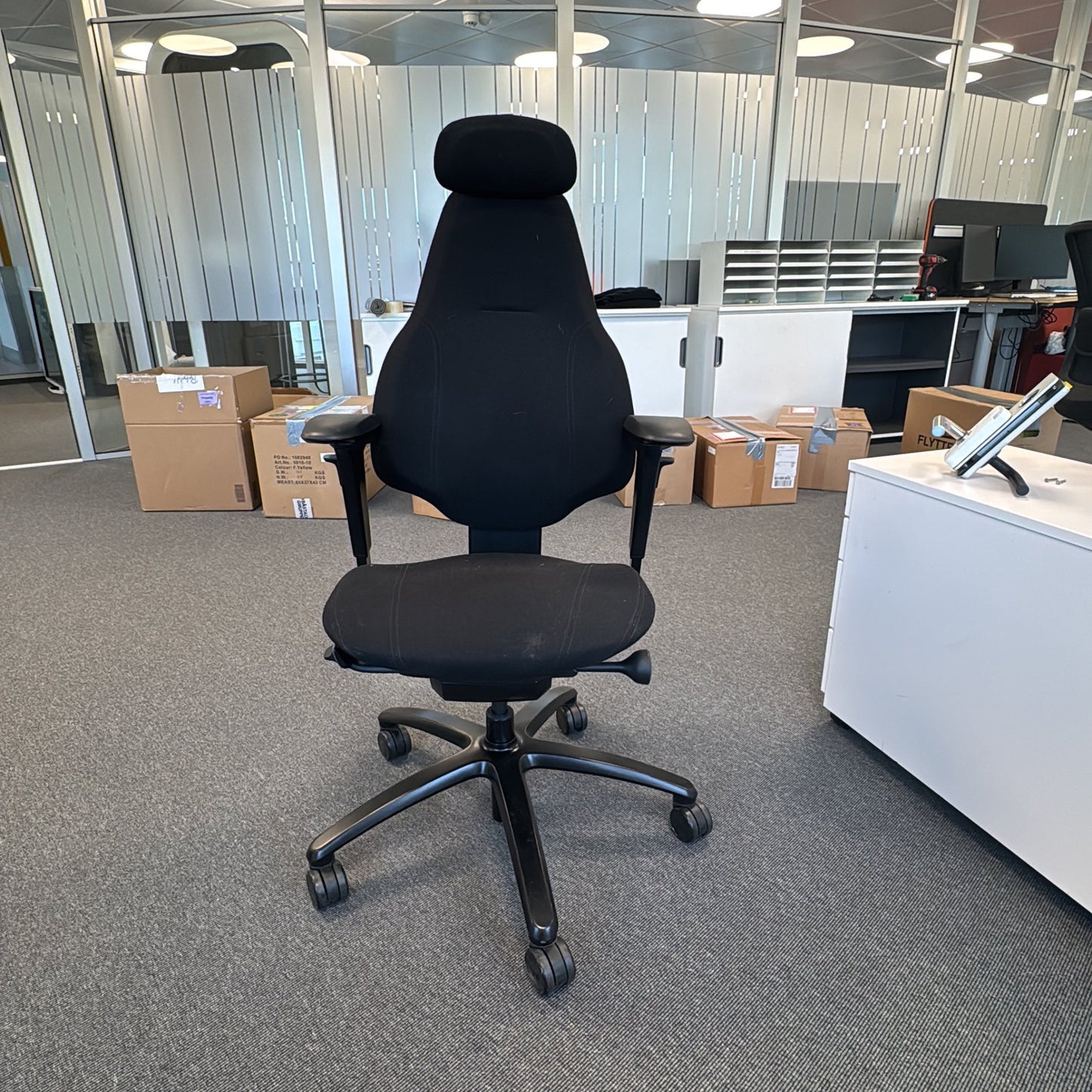 Mereo 220 kontorstol fra RH i svart