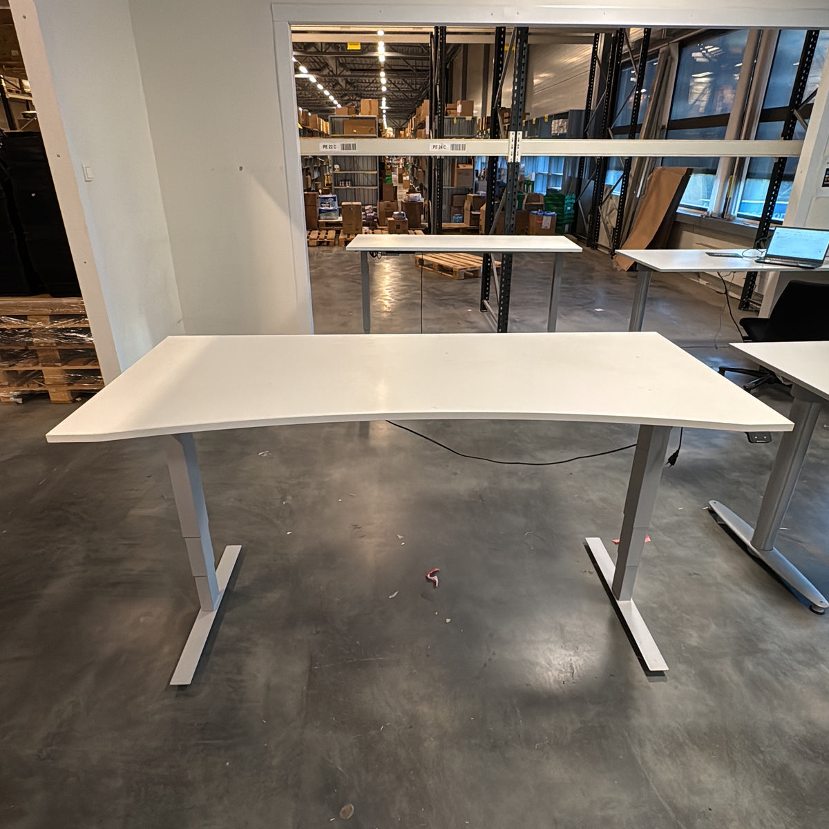 (180x80) SmartNeo el hev/senk skrivebord i hvit, med magebue