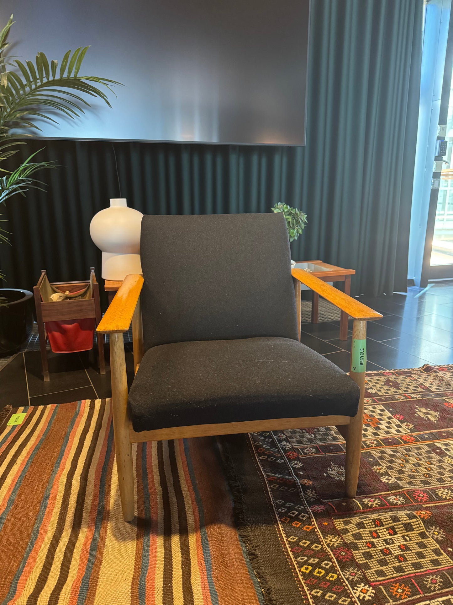 IKEA EKENÄSET lenestol i fargen sort