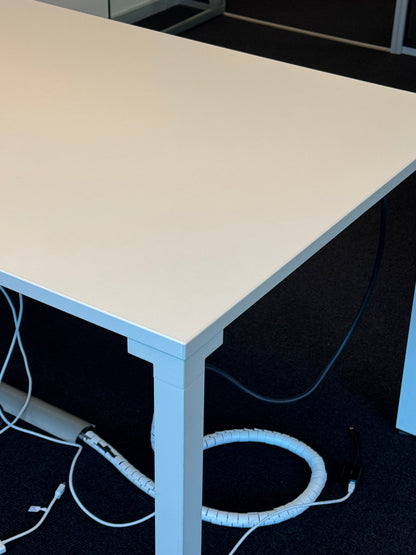 (180x90) Steelcase FrameFour møtebord i lys grå, innfelt kabelluke