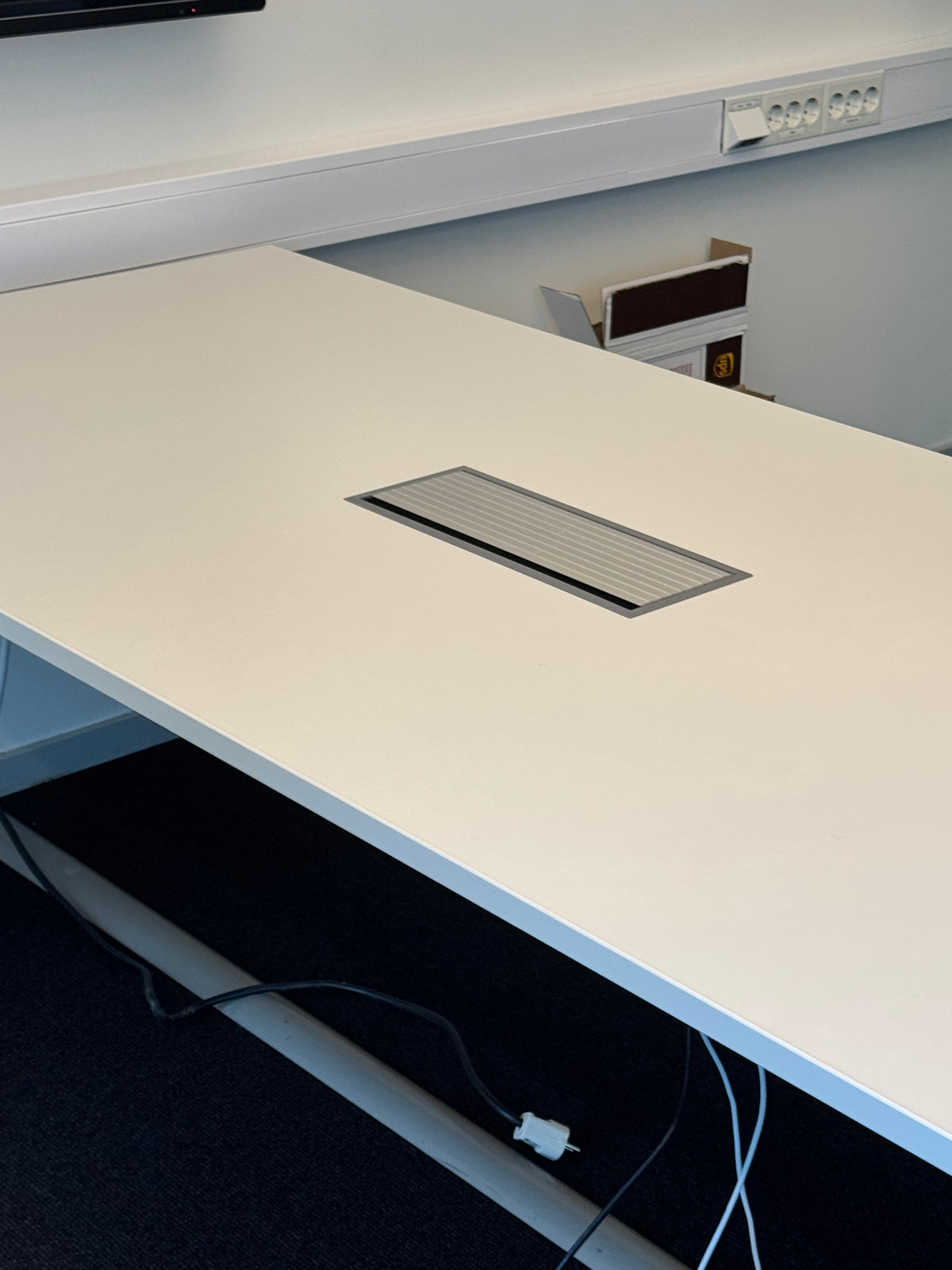 (180x90) Steelcase FrameFour møtebord i lys grå, innfelt kabelluke